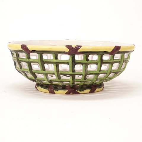 Polychrome faience basket by Marieberg, Sweden, 
circa 1770. H: 8,5cm. L: 23cm