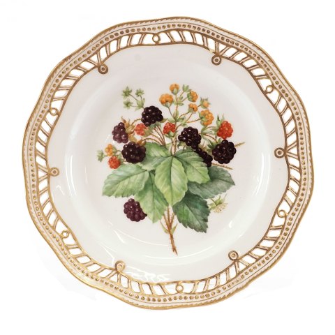 Royal Copenhagen Flora Danica fruit plate 3584. 
Nice condition. D: 22cm