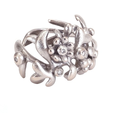 Lynggaard Copenhagen 18 white gold Flowers ring 
with 6 diamonds. Ringsize: 53