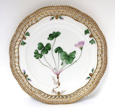 Royal Copenhagen, Flora Danica. Frokost tallerken med gennemskåret bort. Design 
#3554. Diameter 23 cm. (1 sortering). Produceret før 1890. Oxalis Acetosella