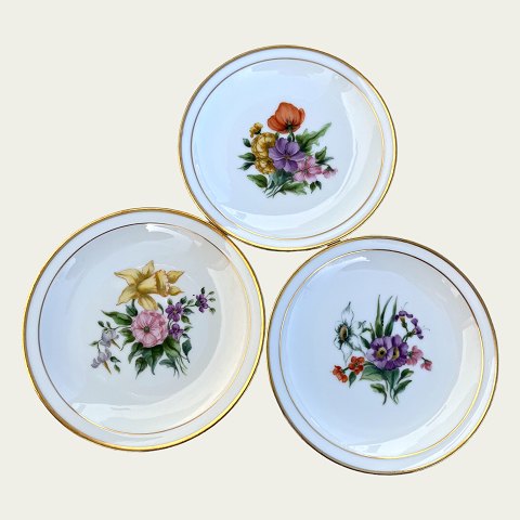 Royal Copenhagen
Hjemmemalet blomstermotiv
3stk Kagetallerken
*150Kr