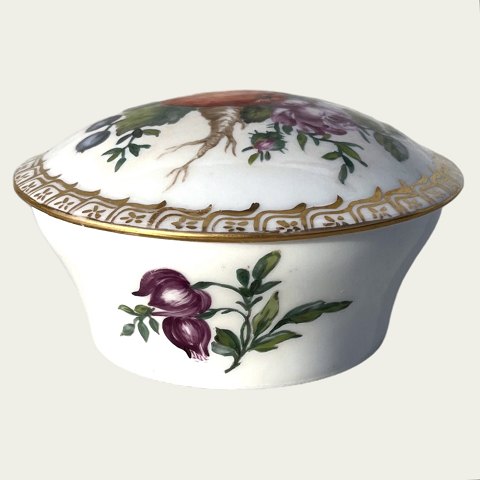 Royal Copenhagen
Zuhause gemalt
Blumenmotiv
Dose mit Deckel
*300 DKK