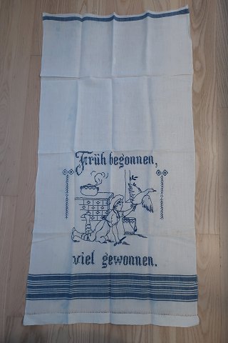 Paradestykke
Smukt gammelt paradestykke med blåt håndbroderi
Tekst: "Früh begonnen viel gewonnen" (Godt begyndt er halvt fuldendt)
109cm x 55cm
Antikt, dansk linned og olmerdug er vores speciale