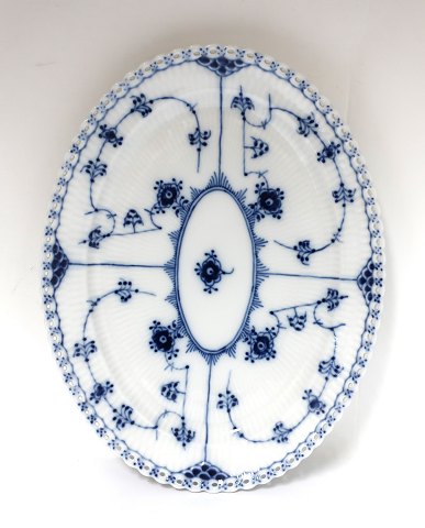 Royal Copenhagen. Blue fluted, full lace. Oval dish. Model 1147. Length 29 cm. 
Width 23 cm. (1 quality)