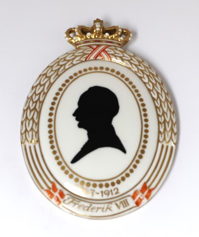 Royal Copenhagen. Silhouette platte. Frederik VIII. 1912. Højde 12,6 cm. (1 
sortering)