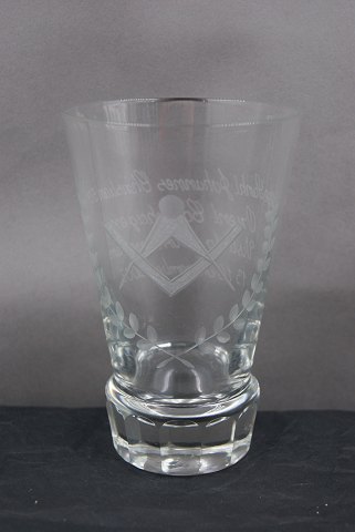 Frimurerglas, Ølglas dekoreret med slebne symboler, på kantsleben fod til Lodge Sankt Johannes