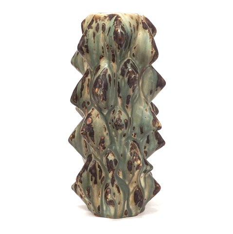 Axel salto vase; Stor Axel Salto, 1889-61, 
stentøjsvase med sung glasur i spirende stil 
#20817. Perfekt stand. Signeret Salto. Model 
design fra 1946. Denne tilvirket 1969-74. H: 
32,5cm