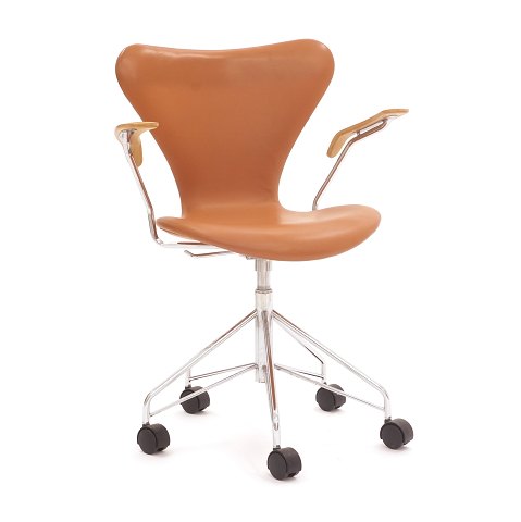 Arne Jacobsen Bürostuhl mit neuem cognacfarbenen 
Leder. Guter Zustand