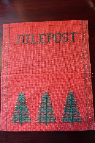 Gammel "kuvert" til at samle juleposten i
Håndbroderet
20 cm x 24cm
God stand