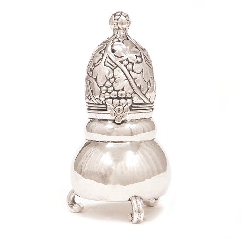 A. Dragtsed, Copenhagen: Silver sugar castor dated 
1920. H: 17,5cm. W: 315gr