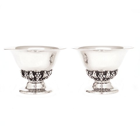 Pair of Art Nouveau silver bowls by R. A. 
Christophersen, Odense, 1925. H: 10,6cm. W: 640gr