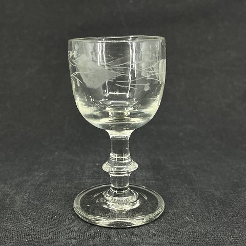 Cordial glass with pointed leaf cuts