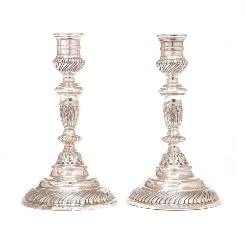 Pair of sterlingsilver candlesticks by Svend 
Toxværd, Copenhagen. H: 17,8cm. W: 515gr