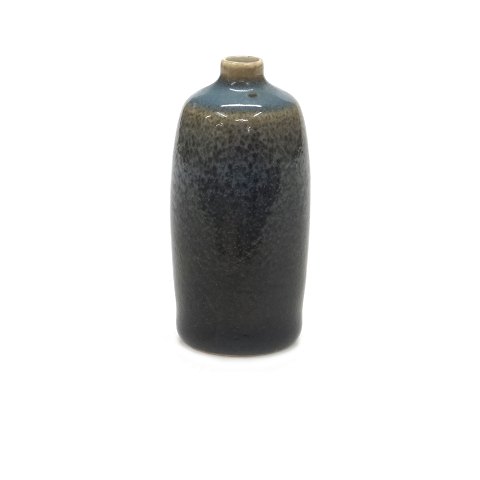 Small stoneware vase by Nils Thorsson for Royal 
Copenhagen 21393. Good condition. Signed. H: 8,3cm