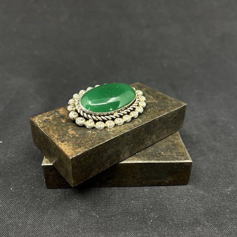 Oval brooch in silver with green stone