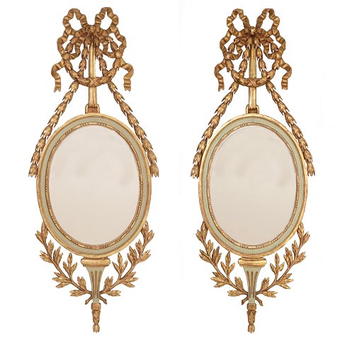 Et par delvist forgyldte ovale Louis XVI Liselund 
spejle med talrige skæringer. Danmark ca. år 1790. 
H: 132cm. B: 54cm