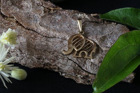 Charm i 14 karat guld som elefant. Ideel til armbånd eller halskæde.