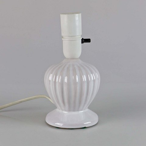 Riflet bordlampe
hvid keramik