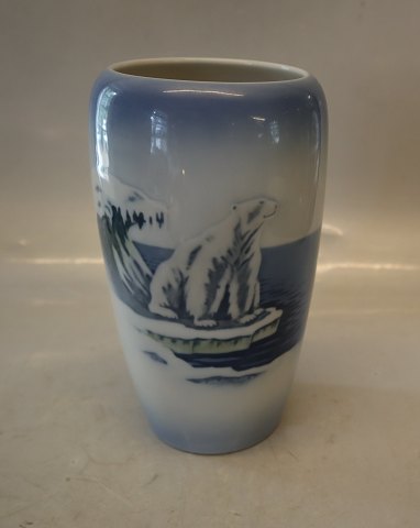 4352 RC Vase with polar bear 19 cm Aktieselskabet Thomas Ths. Sabroe & Co. Royal 
Copenhagen