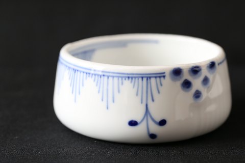 Royal Copenhagen Blue Elements Salt bowl
Height 3.1 cm
Dec. No. 572
SOLD