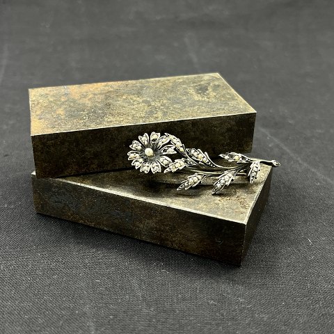 Nice little brooch shaped like a flower with 
pearls