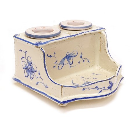 Signed Morsø faience writing set circa 1780. H: 
8cm. L: 13cm. D: 13cm