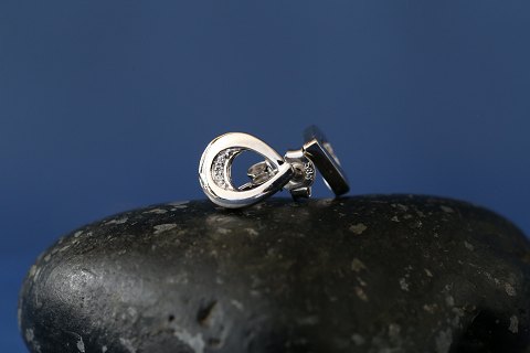 Earrings in 14 carat white gold, with diamonds.
Stamped 585.