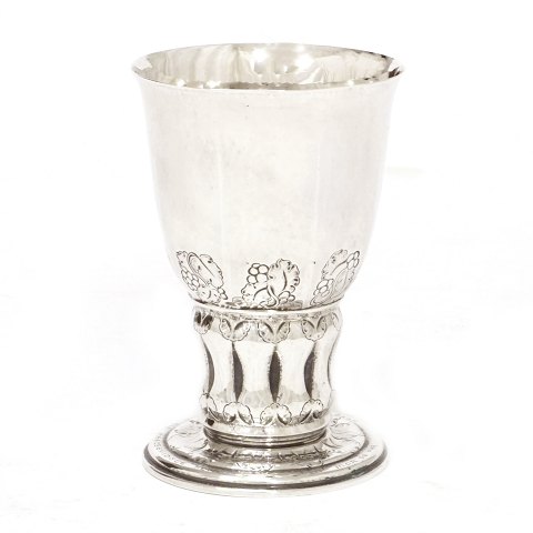 Georg Jensen sterlingsilver vase #60. Grape and 
leaf decorations. Circa 1915-30. H: 13,5cm. G: 
219gr