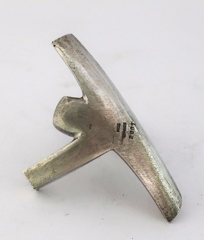 Sølv skulptur i sterling (925). Højde 7,3 cm. Produceret 2001.