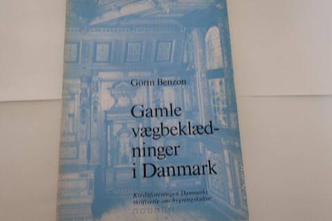 Gamle danske lofter (Old danish wall "papers"/tapestries)
Af Gorm Benzon
En del af en hel serie, som blev udgivet af Kreditforeningen Danmarks 
skriftsserie om bygningskultur
1983 
Sideantal: 152
In a good condition