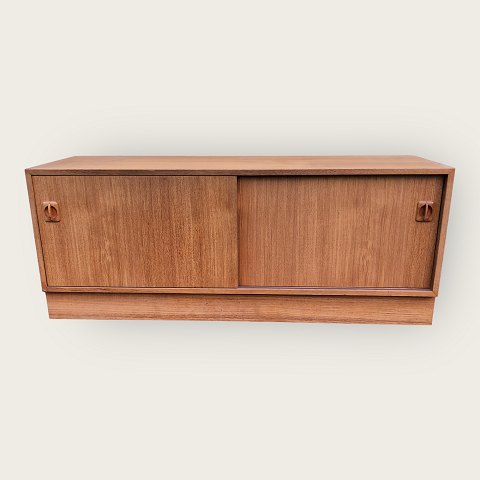 Low sideboard / cabinet with removable plinth.
DKK 1375