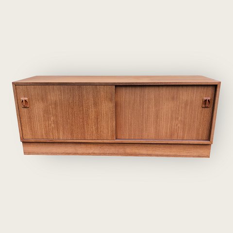 Niedriges Sideboard/Schrank mit abnehmbarem Sockel.
1375 DKK