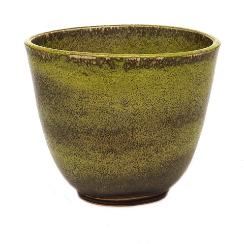 Large oval Royal Copenhagen stoneware vase with 
solfatara glaze by Nils Thorsson. H: 20cm. Top: 
23x20cm