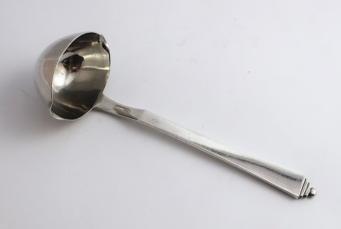 Georg Jensen. Sølvbestik (830). Pyramide. Sovseske. Længde 17 cm. Produceret 
1929