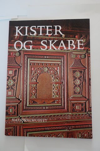 Kister og skabe (chests and wardrobes)
Udgivet af Nationalmusee
Tilrettelæggelse: Henning Nielsen
1975
In a good condition