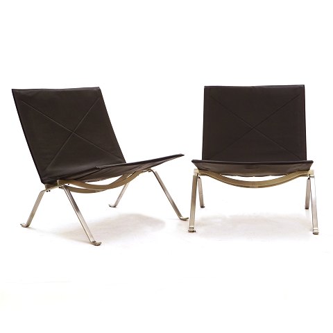 Ein Paar Poul Kjærholm PK22 Loungestühle mit 
Schwarzem Leder bezogen und Gestell aus Stahl.