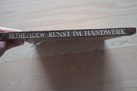 Kunst im Handwerk
Bethe/Loew
1953 
Sideantal: 151 
Umschlag aus Holz/Fiber
Leichte Kratzen forne