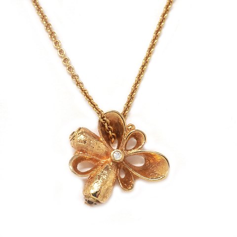 14kt gold Necklace with a Per Borup Violina 
pendant with a diamond of circa 0,01ct. Necklace 
L: 50cm