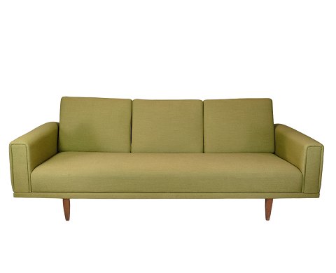 Tre Pers. Sofa - Grønt Stof - Egetræ -  Illum Wikkelsø - 1960
Flot stand
