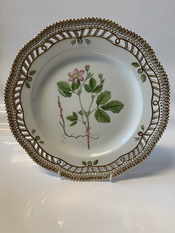 Royal Copenhagen Flora Danica, Lunch plate with pierced edgeDec. number 20/3554Diameter 22.5 cm.SOLD
