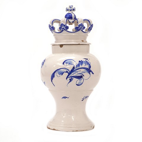 18th century faience potpourrivase made in 
Schleswig, Norhtgermany, period of Johann 
Rambusch, 1758-73. H: 33cm