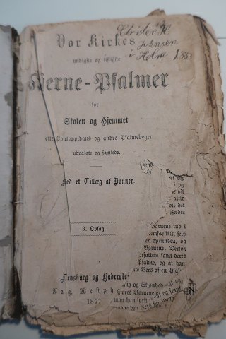 Vor Kirkes Stjernepsalmer
For Skolen og Hjemmet
Efter Pontoppidans og andre Psalmebøger (Salmebøger)
Udvalgte og samlede 
Med et Tillæg af bønner
Fra 1877
Indskrevet tidligere ejers navn samt årstal: 1883
Condition in relation to the age