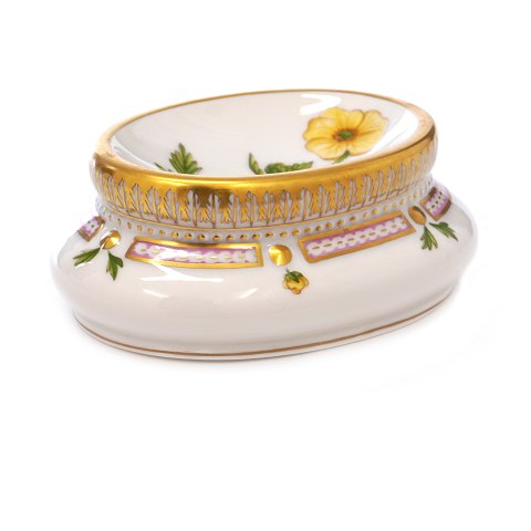 Royal Copenhagen Flora Danica salt dish 3567. 
"Potentilla hirsutum Vahl." H: 4,5cm. L: 11cm