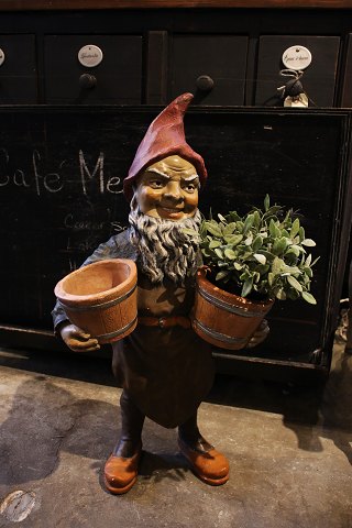 Fin , gammel julenisse fra 40érne i bemalet gips / kunstmasse med en rigtig fin 
patina...
H: 74cm.
