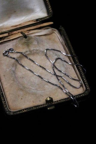 Old white gold chain (585) 3.4 grams. Length: 38cm.