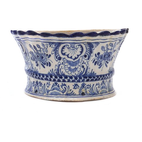 Danish mid 18th century faience bouquetiere 
Copenhagen circa 1740. H: 9cm. W: 17,5cm