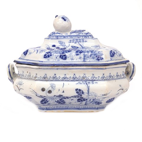 Danish mid 18th century faience tureen signed St. 
Kongensgade, Copenhagen, circa 1750. H: 25cm. L: 
33cm