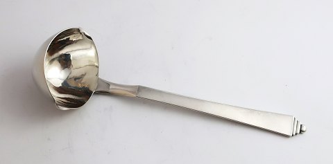 Georg Jensen. Sølvbestik (925). Pyramide. Sovseske. Længde 17 cm. Produceret 
1932
