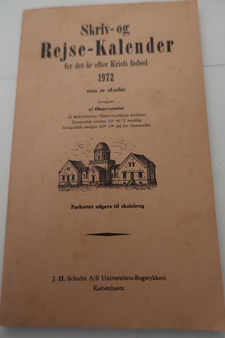 Skriv- og Rejsekalender
for det år efter Kristi Fødsel 1972 som er skudår beregnet af observatoriet
Indeholder bl.a. Kort over Magnetisk Deklination år 1975 
Forkortet udgave til skolebrug
Sideantal: 110
Nyt Nordisk Forlag - Arnold Busck
In a good c