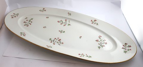 Rote Beeren (Berberitze). Königliches Kopenhagen. Fischplatte. Modell 84/9012. 
Länge 61,5 cm. Hergestellt vor 1890.